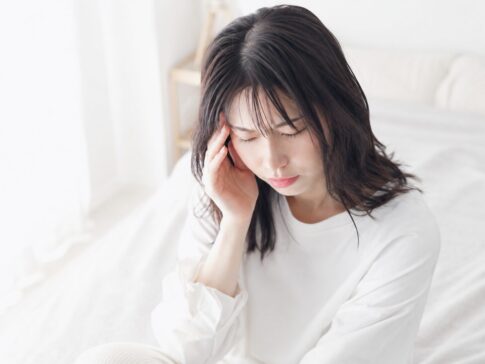 頭痛がする女性