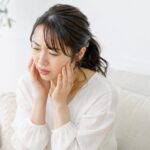あごの痛みを訴える女性