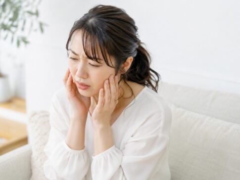 あごの痛みを訴える女性