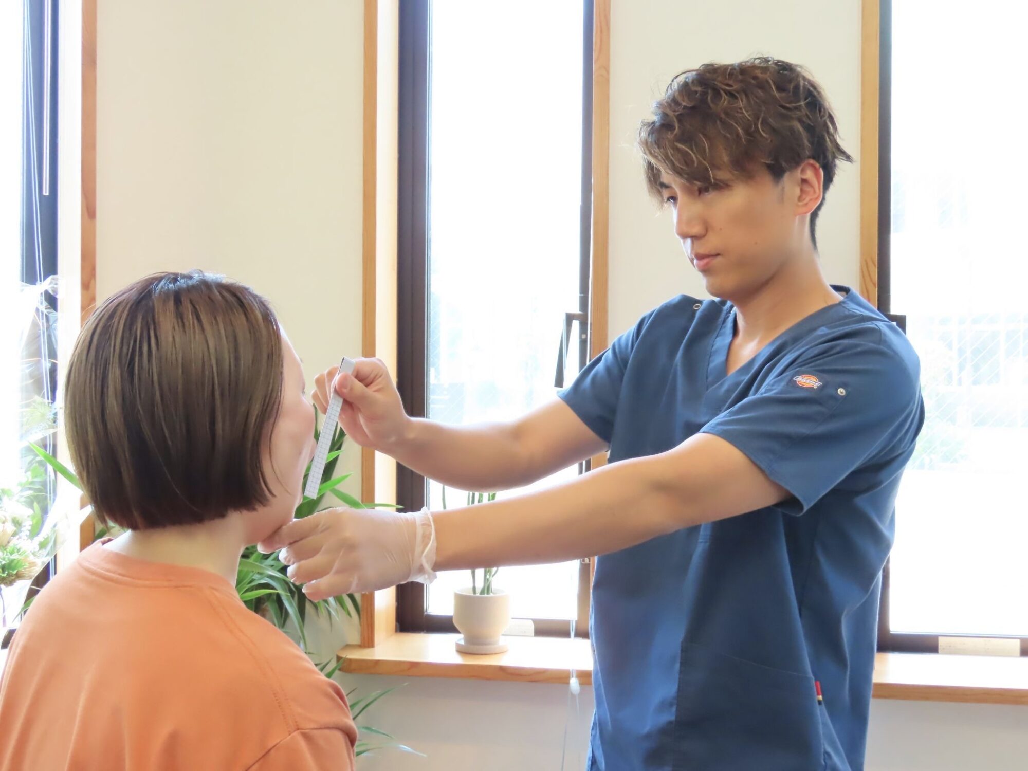 佐々木さんが口腔内の状態を診察・測定している様子
