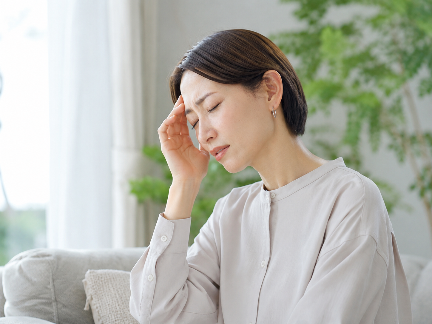 更年期の女性がソファに座っている様子
