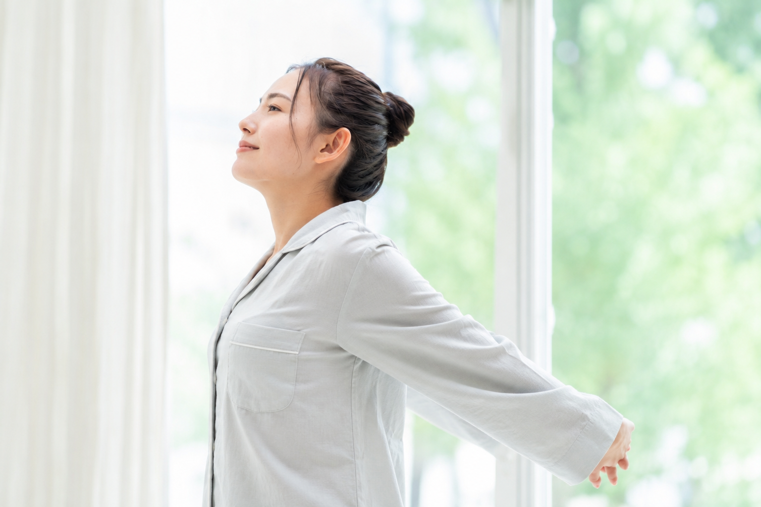 自律神経障害の女性がストレッチをしている様子