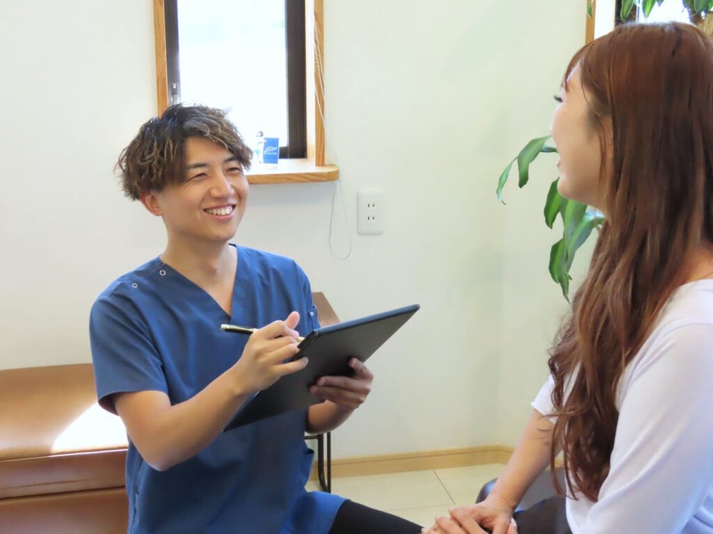 佐々木さんがタブレットを使ってカウンセリングしている様子