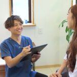 佐々木さんがタブレットを使ってカウンセリングしている様子