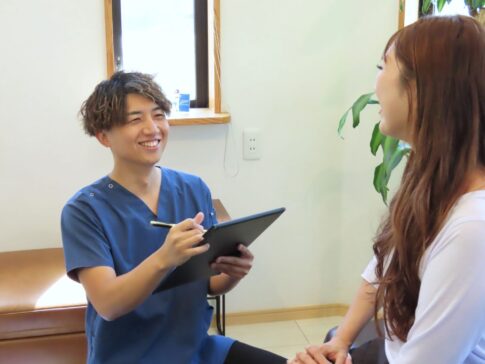 佐々木さんがタブレットを使ってカウンセリングしている様子