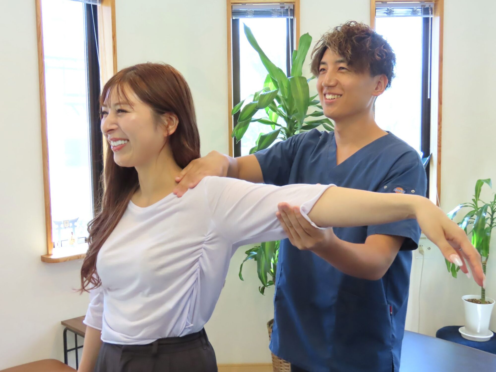佐々木さんがモデルに施術している様子(別カット)