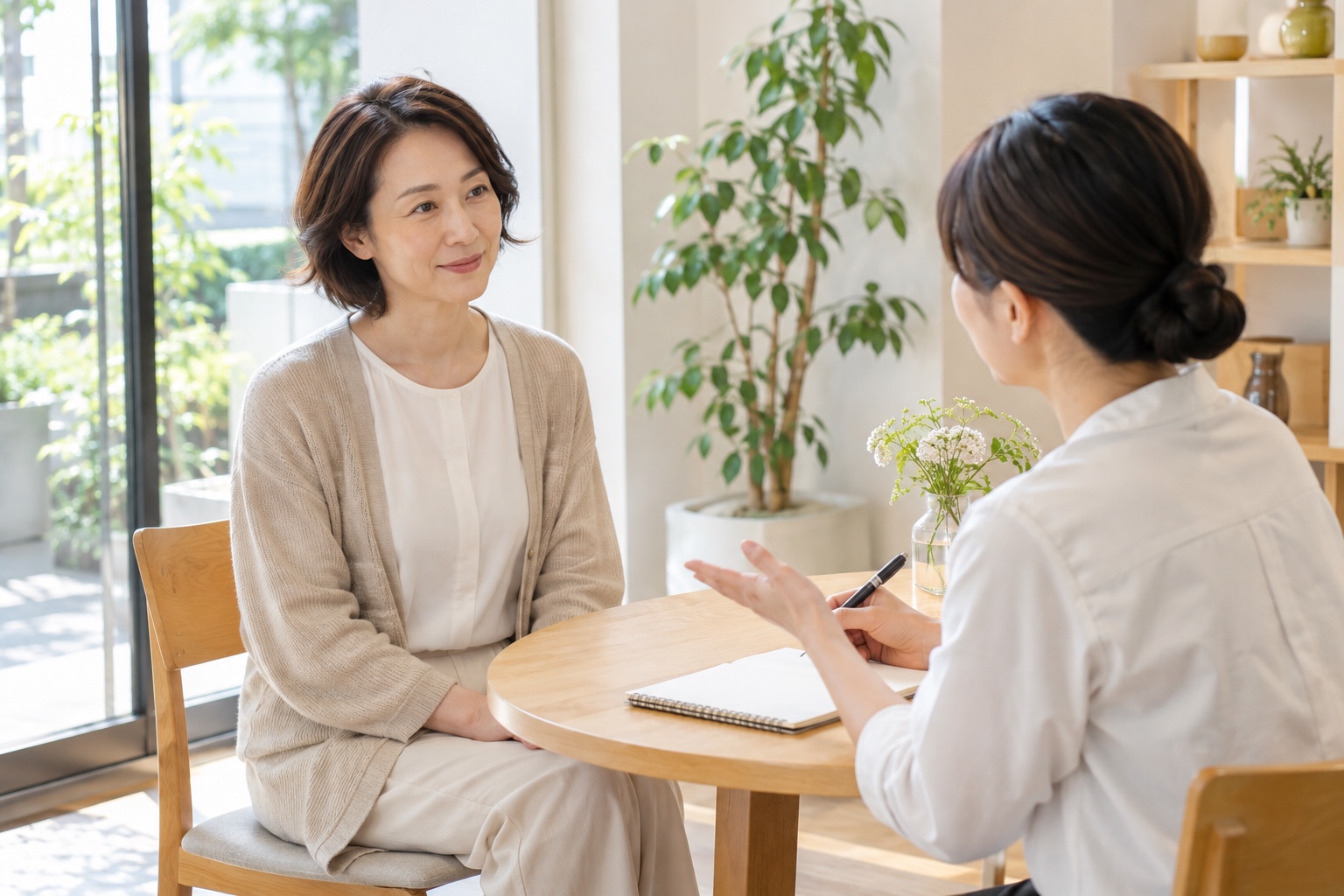 整体の初回カウンセリングで症状や生活について聞き取りを受ける女性