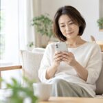 整体とマッサージの違いをスマートフォンで調べながら考える日本人女性